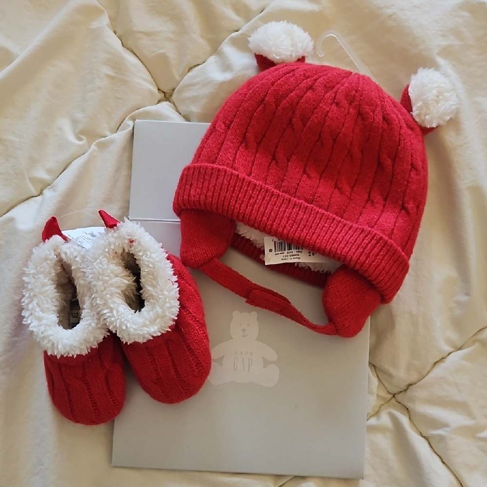 3M Baby Gap Red Fuzzy Booties And Hat With Gift Box NWT
